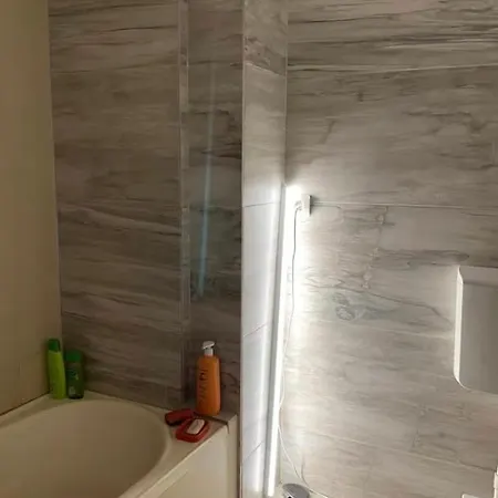Quiet Flat Near Center *